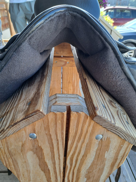 18" Black Country Vinici Monoflap Dressage Saddle