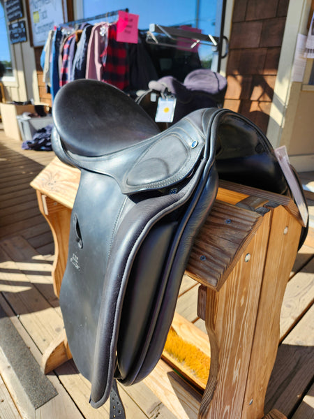 17.5" Stubben Scandica D.L. Dressage Saddle