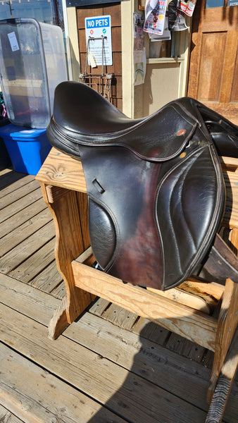 17.5" Kent & Masters S-Series jumping saddle