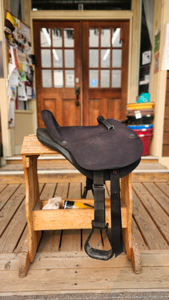 Mustang soft saddle with sturrips