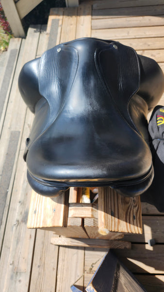 17" L'Apogee 2DL Dressage Saddle