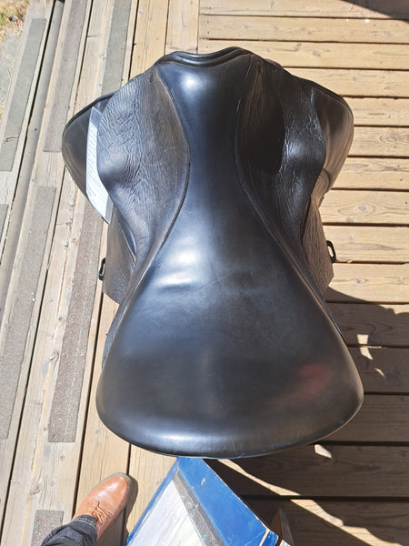 18" County Saddlery Connection Dressage Saddle