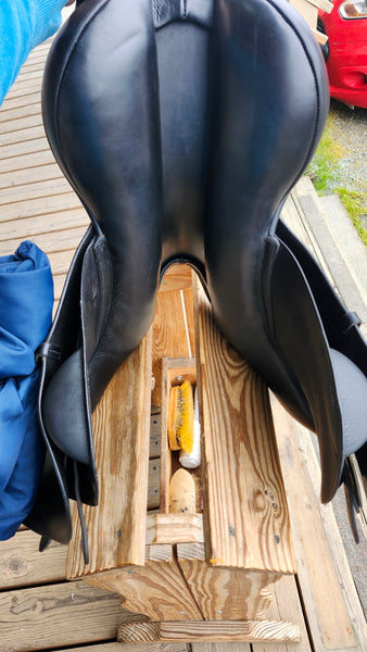 17.5" Albion Kontrol Close Contact Jump Saddle