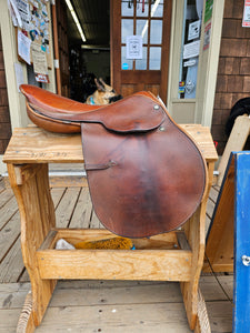 16.5" Beval "The Devon" 2000 close contact jump saddle