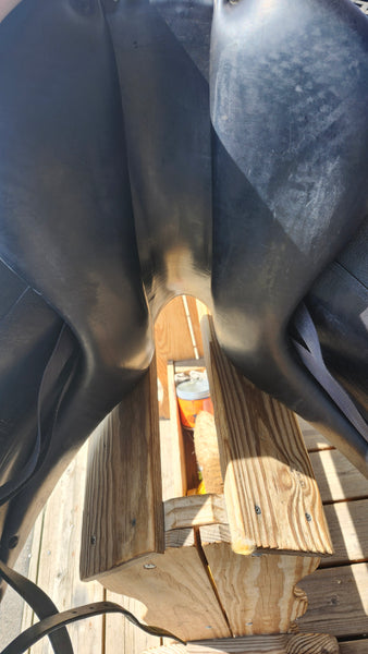 17" L'Apogee 2DL Dressage Saddle