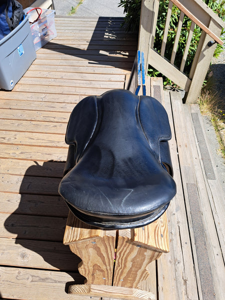 20" Treeless Dressage Saddle