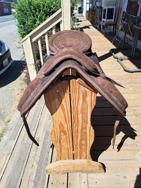 17" English Treeless Saddle