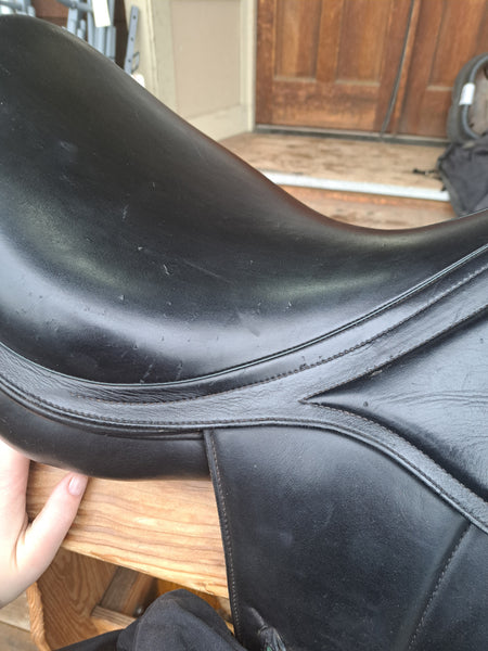 17" Amerigo Vega Dressage Saddle