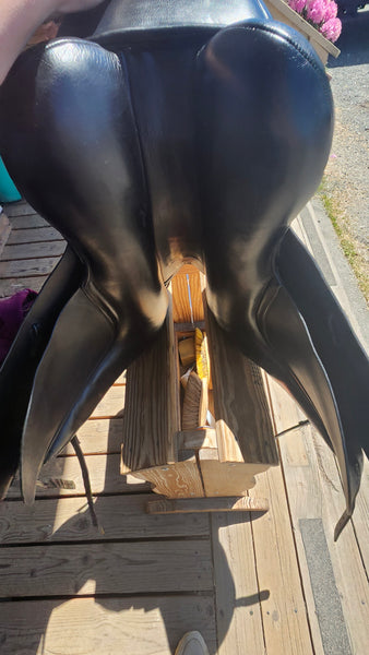 18" Kent & Masters High Wither Dressage Saddle