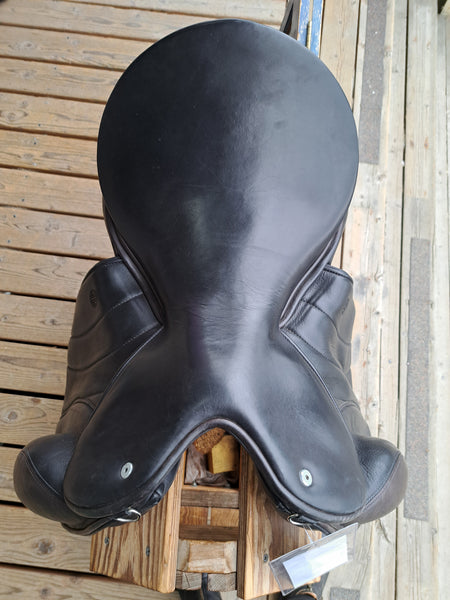 18" WOW Dressage Saddle