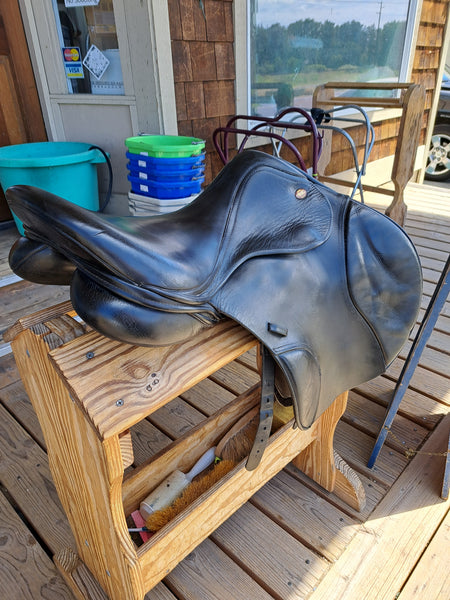 17.5" Kent & Masters MJJ S-Series Jumping Saddle