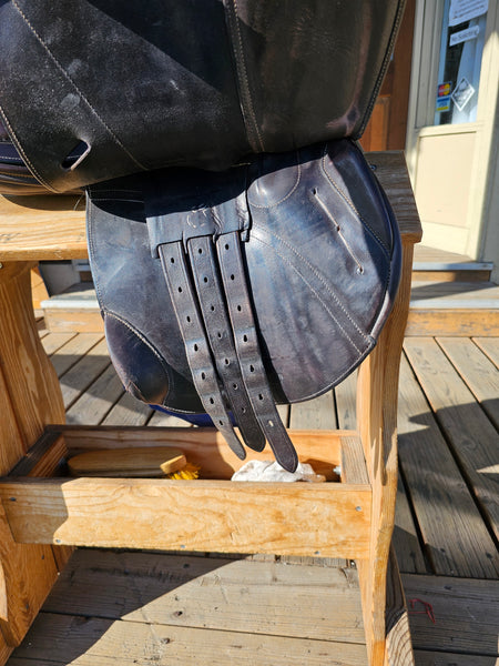 17.5" Frank Baines Close Contact Jump Saddle