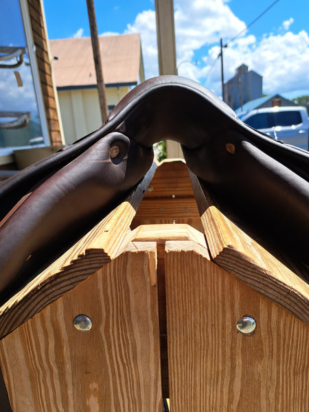18" Antares Signature Close Contact Jumping Saddle