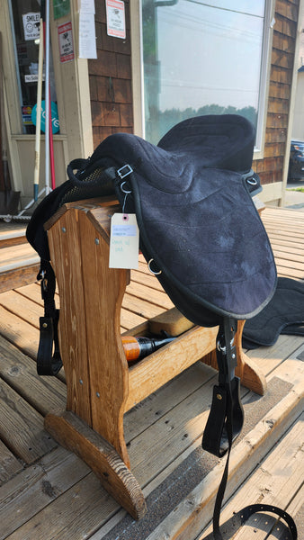 Tough 1 Soft saddle with stirups and pad