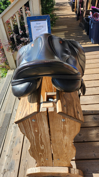 17.5" Kent & Masters S-Series jumping saddle