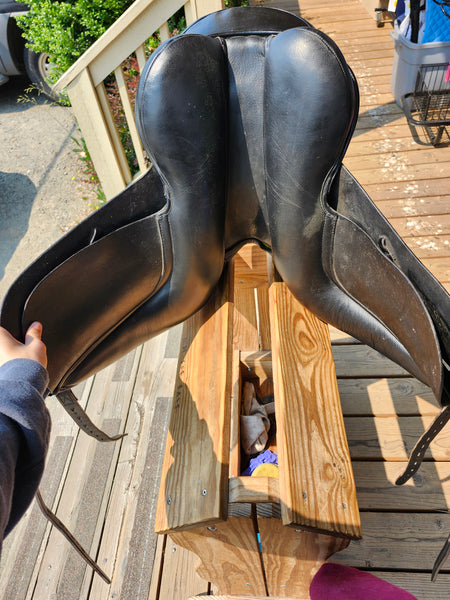 17" Kent & Masters MDM Dressage Saddle