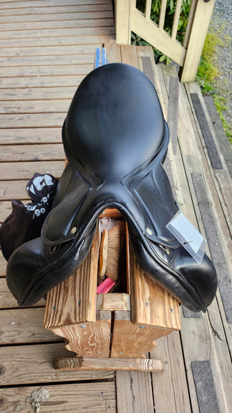 17" Amerigo Vega Dressage Saddle