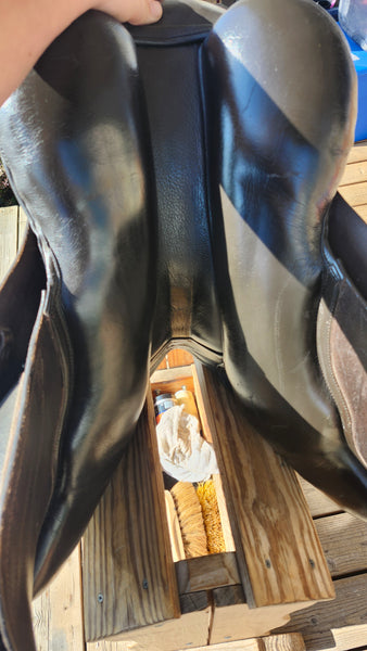 17.5" Kent & Masters S-Series jumping saddle