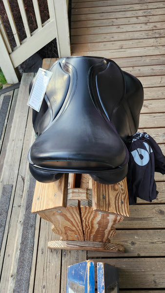 17" Amerigo Vega Dressage Saddle