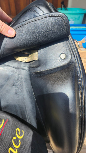 17" L'Apogee 2DL Dressage Saddle