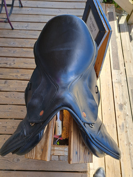 17.5" Kent & Masters MJJ S-Series Jumping Saddle