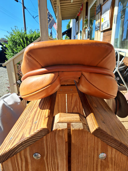 17.5" Courbette Arosa Close Contact Saddle