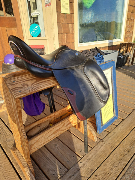 18" DT Saddlery Butterfly Dressage Saddle