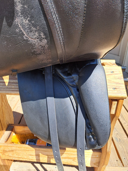 18" Collegiate Ruiz Diaz Dressage saddle