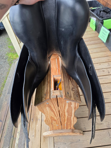 17.5" Kent & Masters MDM Dressage Saddle