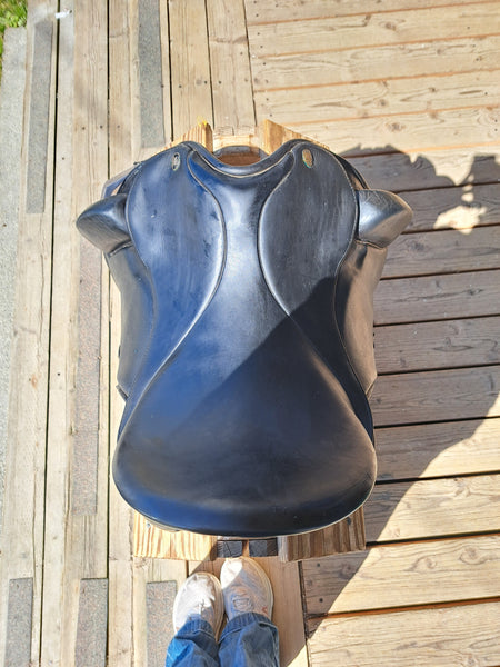 17" Hennig Dressage Saddle