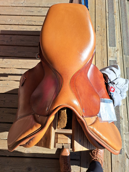 17.5" Courbette Arosa Close Contact Saddle