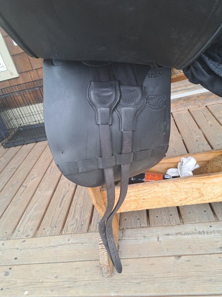 17.5" Max Flex Dressage Saddle
