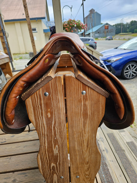 16.5" Beval "The Devon" 2000 close contact jump saddle