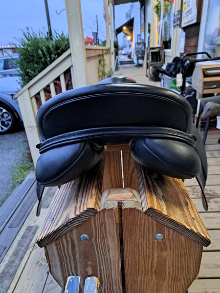 17.5 Kent and Masters Original Dressage saddle