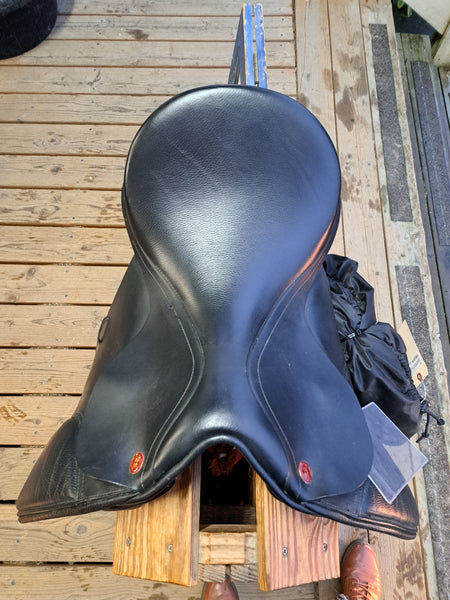 17.5" Kent and Master Original Dressage saddle