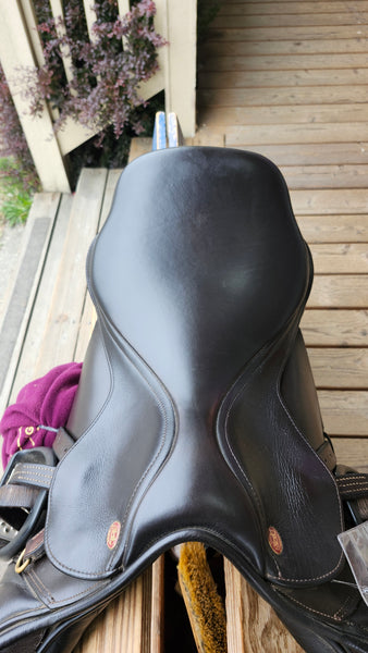 17.5" Kent & Masters Jump Saddle