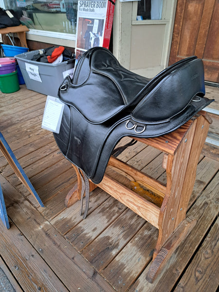 16" Black Forest Aspen Treeless Saddle