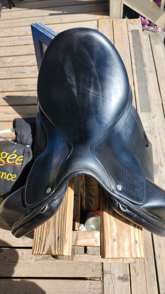 17" L'Apogee 2DL Dressage Saddle