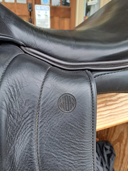 18" WOW Dressage Saddle
