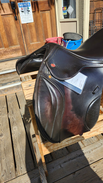 17.5" Kent & Masters S-Series jumping saddle