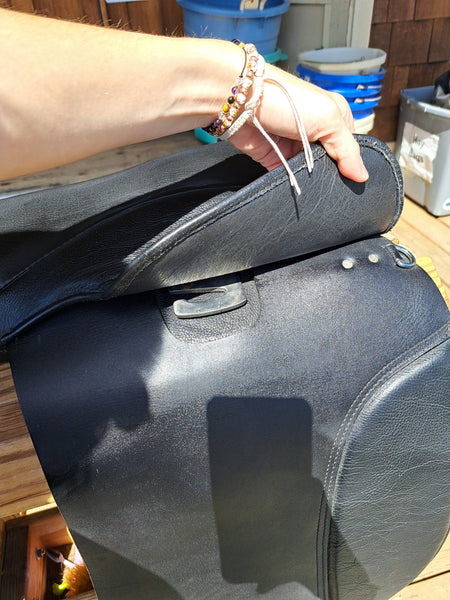 20" Treeless Dressage Saddle