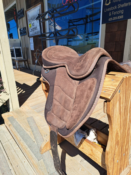 17" English Treeless Saddle