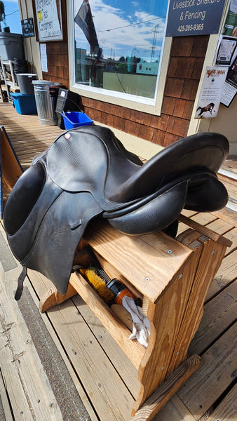 18" Lovatt & Ricketts Berkeley Dressage Saddle