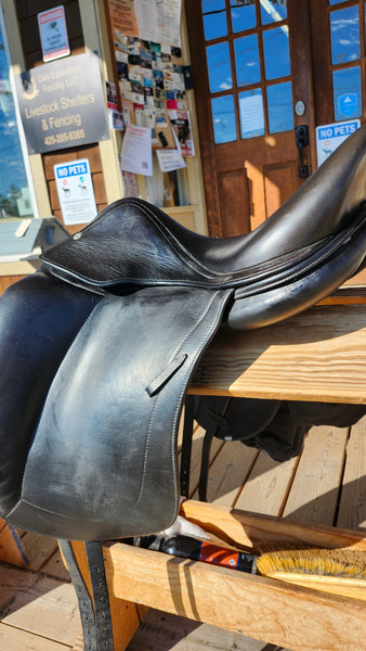 17.5" L'Apogee 2DL Dressage Saddle