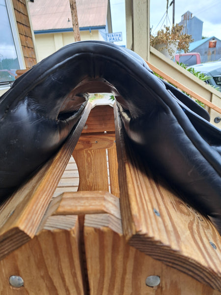 18" JRD Dressage Saddle