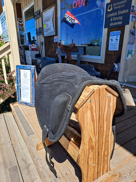 Treeless Saddle