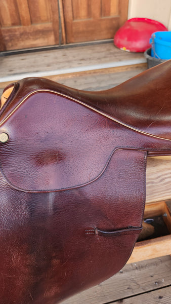 16.5" Collegiate Art Close Contact Saddle