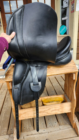 18" Husebos AM4 Dressage Saddle