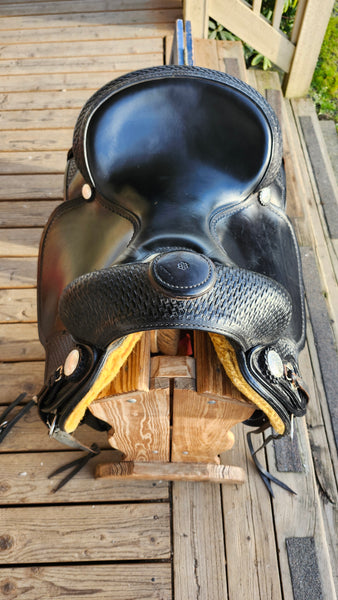 15" Classic Crates Round Skirt Trail Saddle