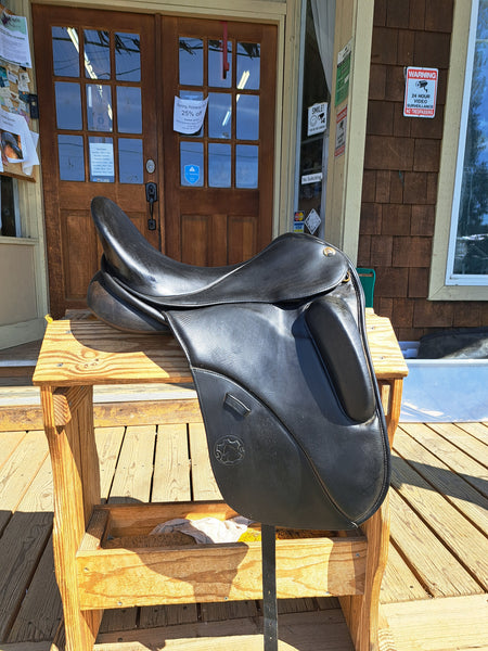 17" Hennig Dressage Saddle